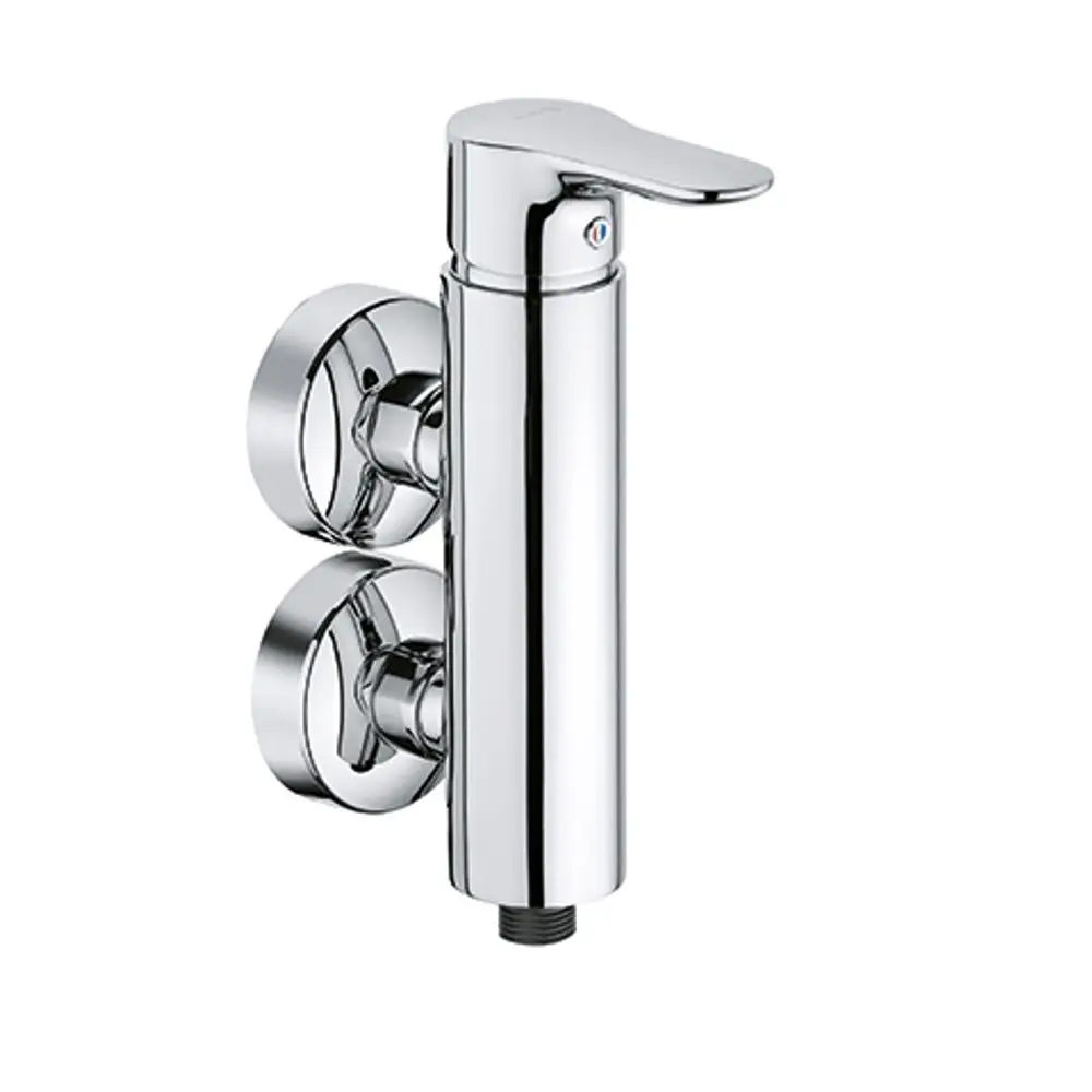 Ein chromfarbener Einhandmischer von Kludi mit vertikalem Design, ausgestattet mit zwei Rundgriffen und einem Anschluss für die Wasserzufuhr.